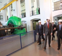 Don Felipe junto al presidente de Endesa, Borja de Prado, recorrió las instalaciones de la Central Hidroeléctrica de San Antoni